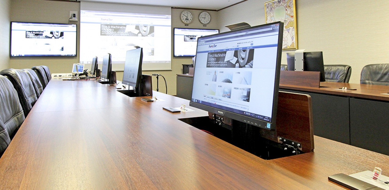 モニタの昇降は個別に昇降が可能