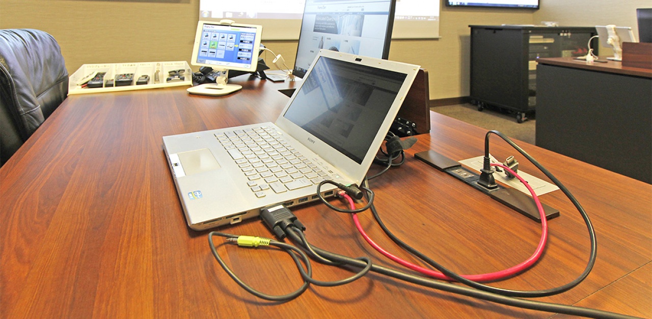 テーブル天板面には電源コンセントとケーブルジャックが設置