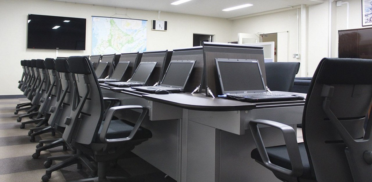 高級感ある木目とシルバーの脚部